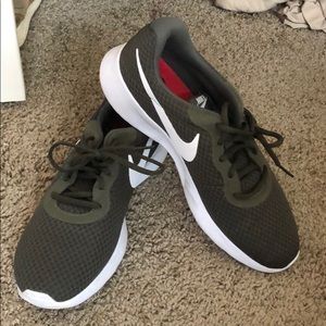 Nike Running Shoes Green Size 11.5